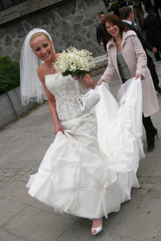 Професионален сватбен агент в действие, който работи с булка в реална сватбена обстановка. Elite Wedding School предлага практическо обучение за бъдещи сватбени агенти.